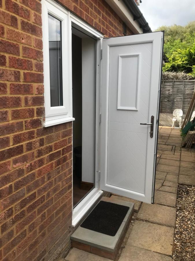Studio-1-Staines/Heathrow/London-Own Entrance Exterior photo